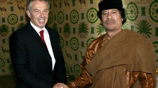 Britain's Prime Minister Tony Blair (L) shakes hands with Libyan leader Muammar Gaddafi near Gaddafi's home town of Sirte May 29, 2007. © Leon Neal / Reuters