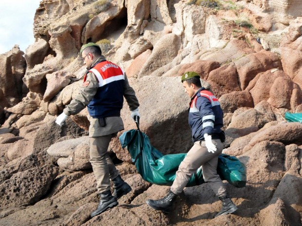 Turkish officers carry the body of a refugee who drowned during a failed attempt to sail to the Greek island in the coastal town of Bademli, in Canakkale, Turkey, 30 January 2016. AFP/Getty Images