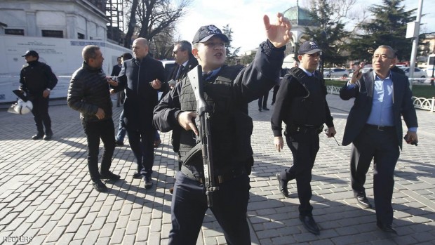 Police secure the area after an explosion in central Istanbul, Turkey January 12, 2016. Turkish police sealed off a central Istanbul square in the historic Sultanahmet district on Tuesday after a large explosion, a Reuters witness said, and the Dogan news agency reported several people were injured in the blast. REUTERS/OsmanOrsal