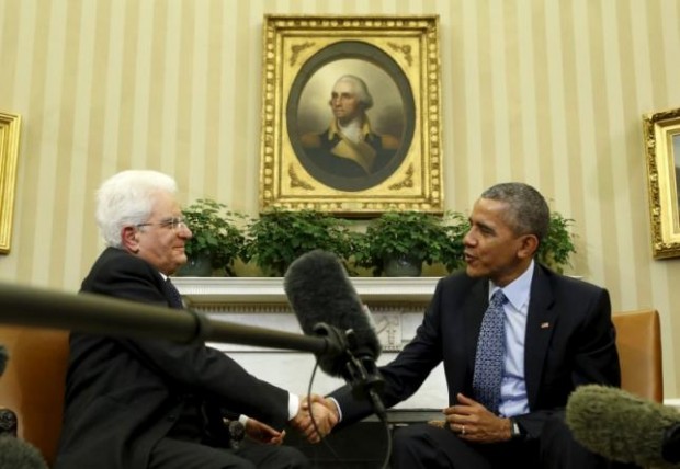 U.S. President Barack Obama meets with Italian President Sergio Mattarella in the Oval Office of the White House in Washington February 8, 2016.  REUTERS/Kevin Lamarque