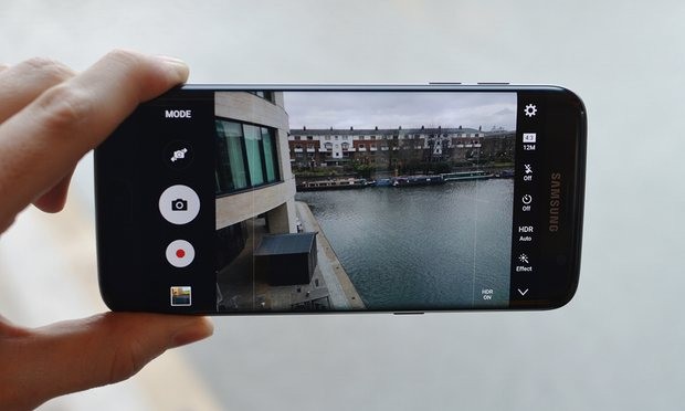 The camera app is as complex or point-and-shoot simple as you need it to be. Photograph: Samuel Gibbs for the Guardian