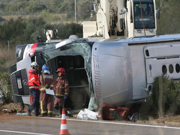 Emergency services' members work at the site of a coach crash that has left at least 14 students died at the AP-7 motorway in Freginals, in the province of Tarragona, northeastern Spain, 20 March 2016 EPA