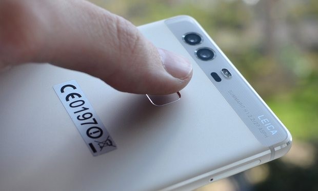 The fingerprint scanner on the back matches that of the Mate 8, similar to that fitted to Google’s Nexus devices. Photograph: Samuel Gibbs for the Guardian