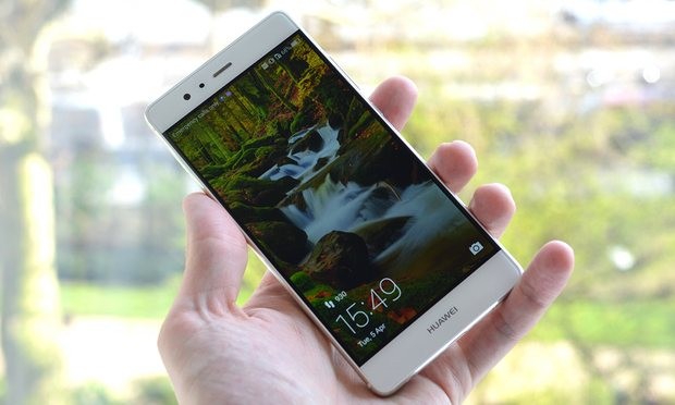 The Huawei P9 fits comfortably in the hand with a relatively svelte frame for a phone with a 5.2in screen. Photograph: Samuel Gibbs for the Guardian