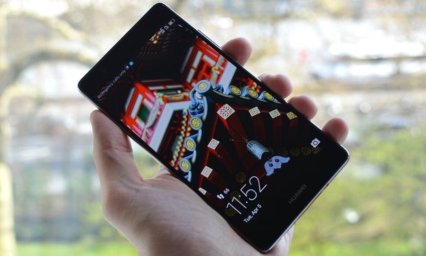 Huawei P9 Plus is significantly bigger than the P9, with a 5.5in screen, but the overall size of the device is still relatively for a phablet. Photograph: Samuel Gibbs for the Guardian