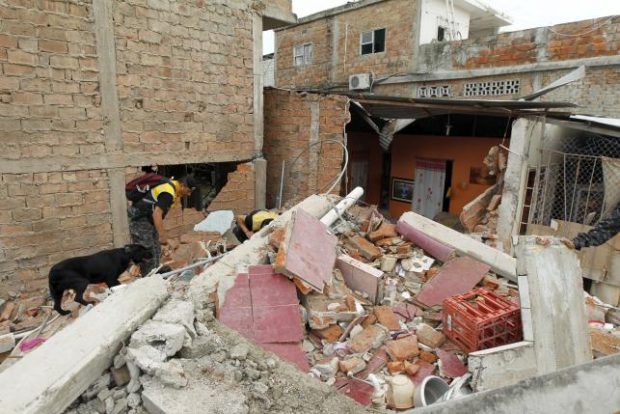Police officers search through debris after an earthquake struck off Ecuador's Pacific coast, at Tarqui neighborhood in Manta April 17, 2016.  REUTERS/Guillermo Granja