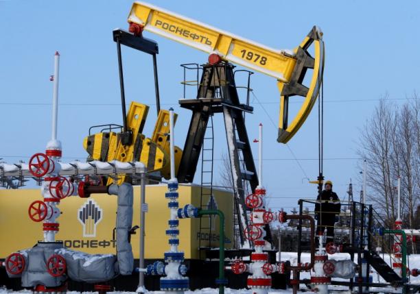 A worker looks at a pump jack at the Rosneft company owned Samotlor oil field outside the West Siberian city of Nizhnevartovsk, Russia, January 26, 2016. REUTERS/Sergei Karpukhin