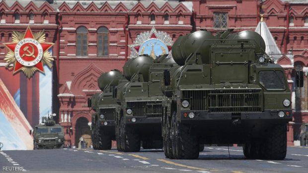 Russian S-400 Triumph medium-range and long-range surface-to-air missile systems drive during the Victory Day parade, marking the 71st anniversary of the victory over Nazi Germany in World War Two, at Red Square in Moscow, Russia, May 9, 2016. REUTERS/Sergei Karpukhin