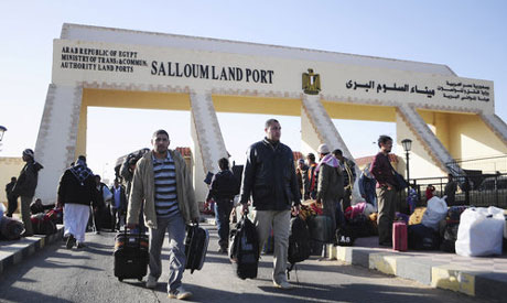 A file photo of Egyptians cross from Libya to Egypt through the Salloum land port gate on Tuesday, Feb. 22, 2011 (Photo: AP)