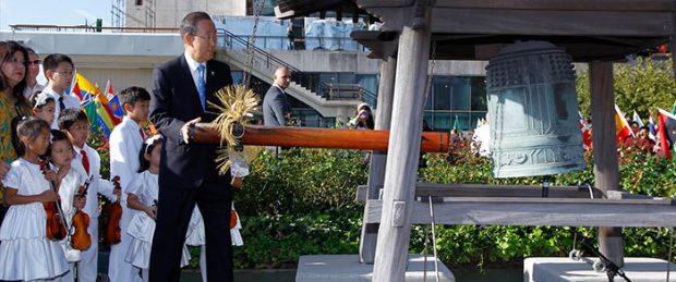 Secretary-General Ban Ki-moon rings the Peace Bell at the annual ceremony held at UN headquarters in observance of the International Day of Peace (21 September).