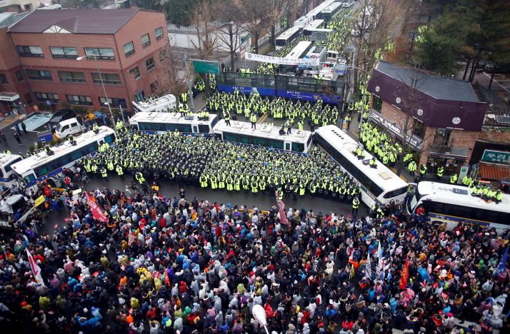 Police buses are parked on a road to block protesters at a protest calling South Korean President Park Geun-hye to step down in Seoul, South Korea, November 26, 2016. REUTERS/Kim Hong-Ji